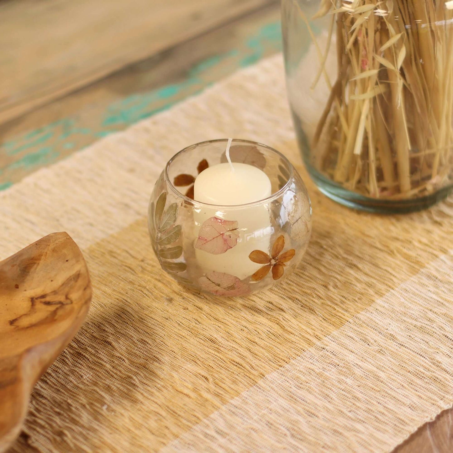 Bowl Candle Holder featuring pressed leaves and blossoms in recycled glass, perfect for adding natural elegance to décor.