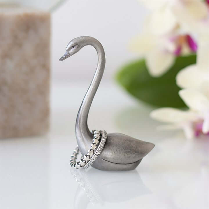 Metal Swan Ring Holder N/A