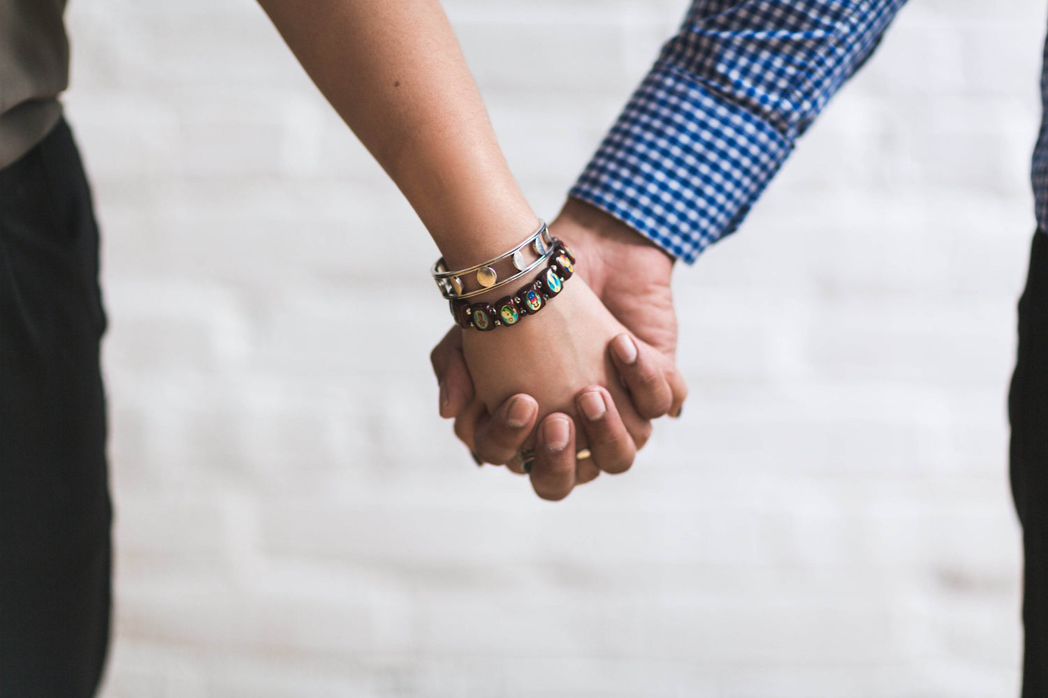 holding-hands - Sociodigi