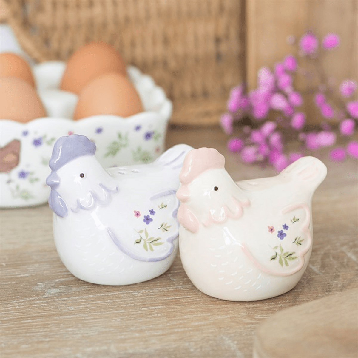 Hen Shaped Salt and Pepper Shakers N/A